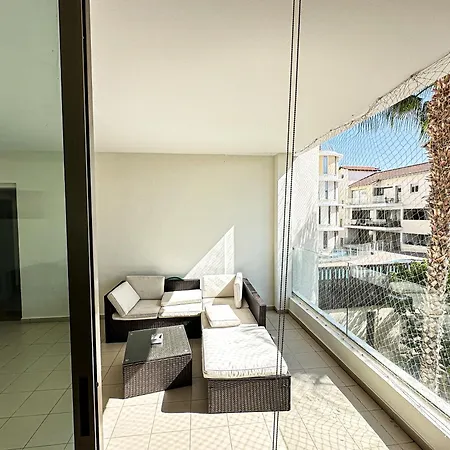 Modern City Centre Apt With Pool - City Flats 303 Larnaca