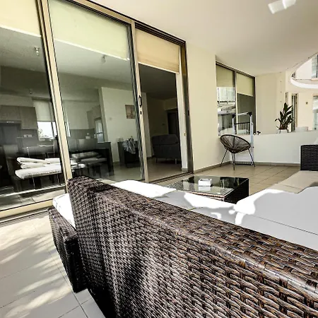 Modern City Centre Apt With Pool - City Flats 303
