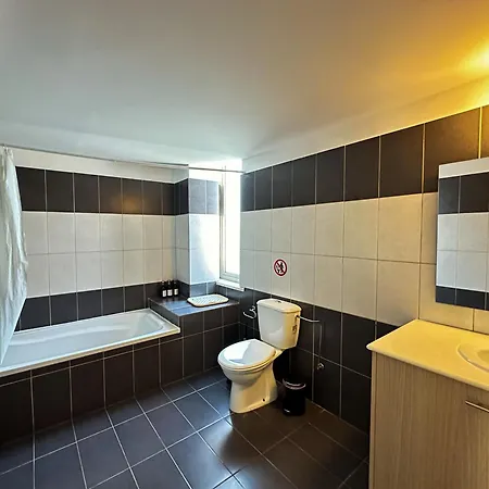 Modern City Centre Apt With Pool - City Flats 303 *
