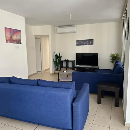 Modern City Centre Apt With Pool - City Flats 303