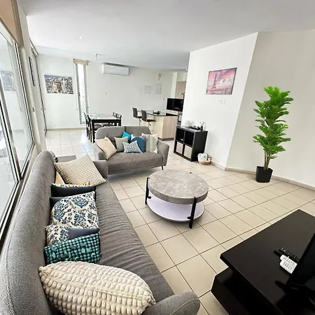 Charming Centre W Pool - Flats 303 Ferienhaus Larnaka