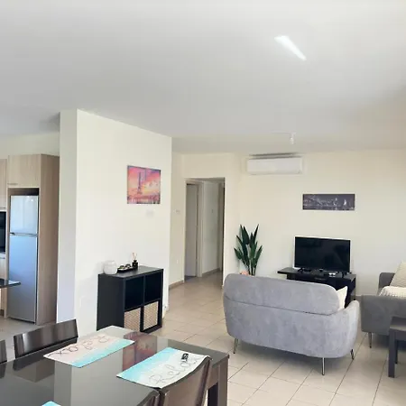 Charming Centre W Pool - Flats 303 * Larnaka