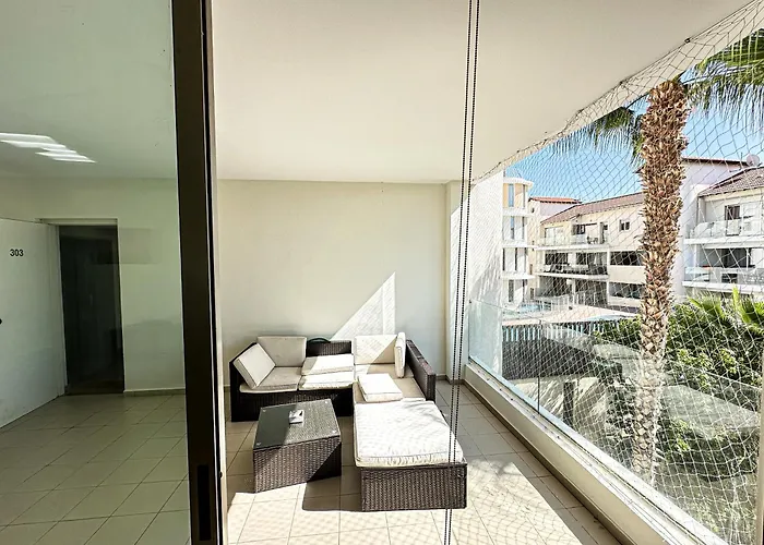 Modern Center With Pool Larnaca